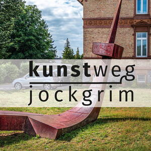 Logo des Kunstwegs Jockgrim - im Hintergrund Rathaus der Ortsgemeinde Jockgrim